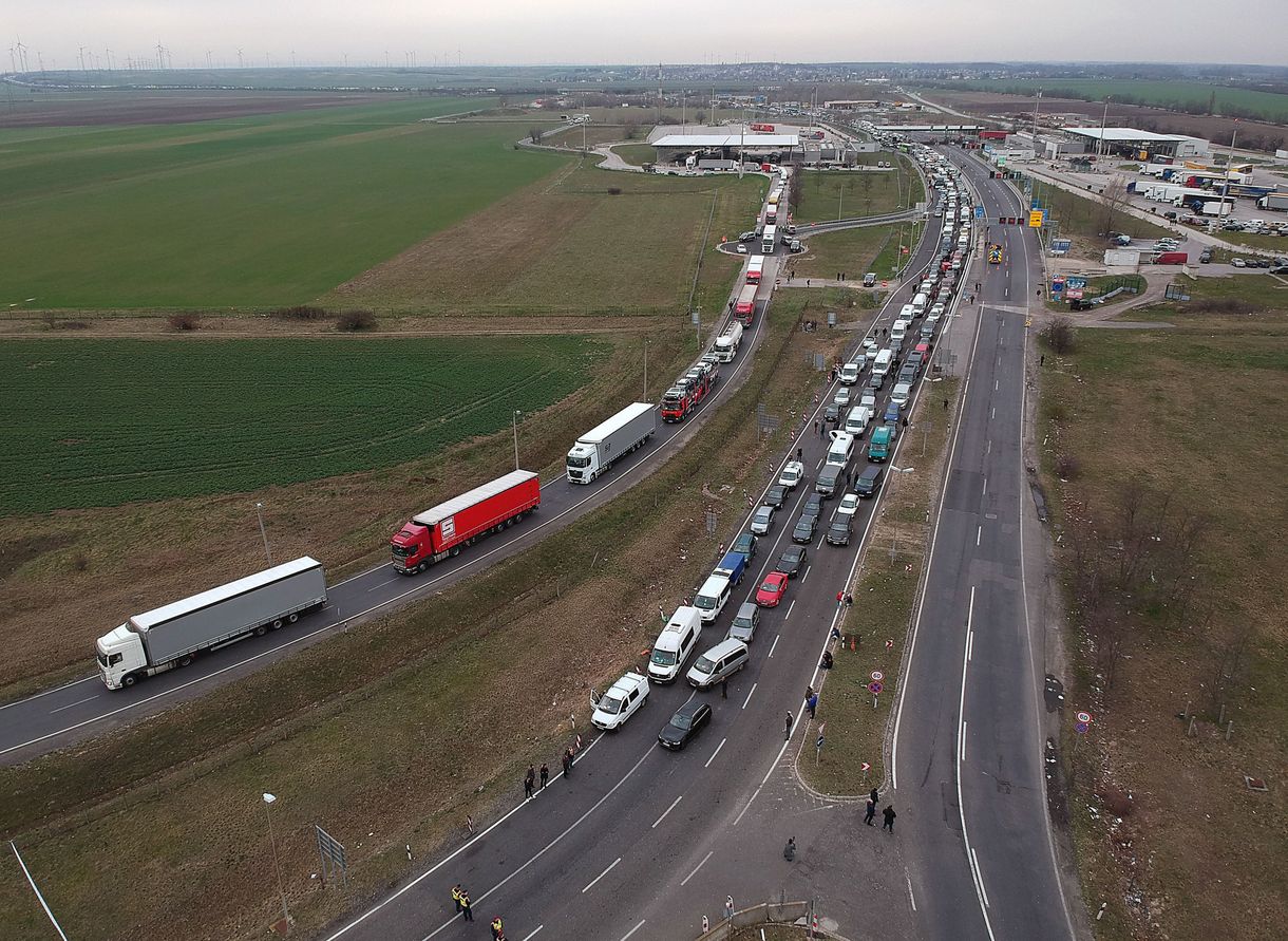 Két határátkelőnél is szünetel a forgalom a magyar-ukrán határnál