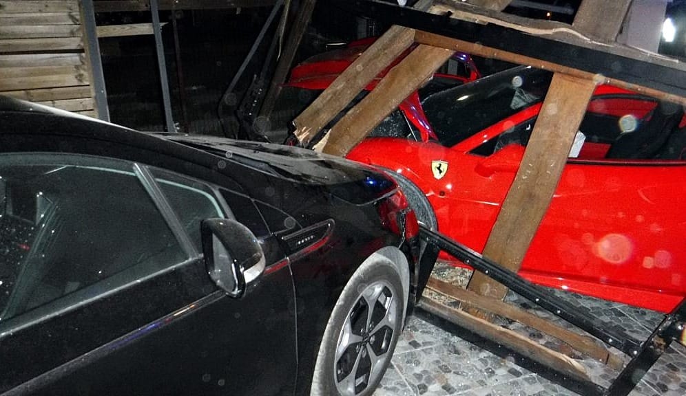 Ferrari csapódott egy délegyházi udvarba