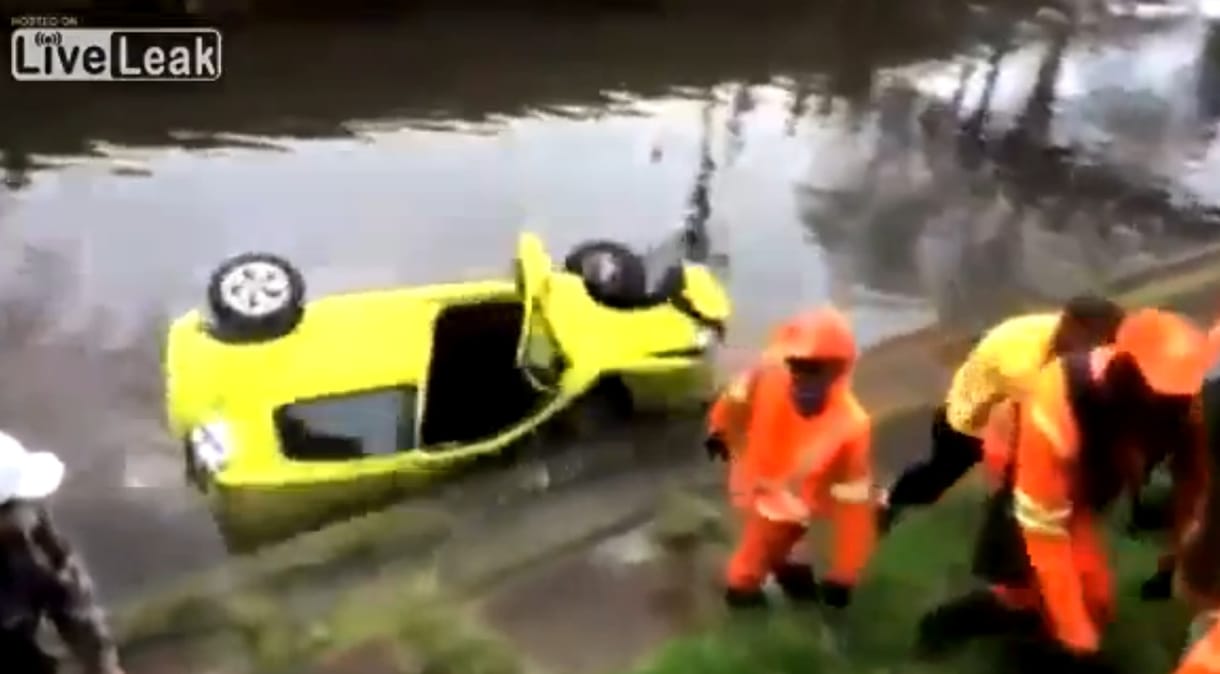 Videó: Ez történik az autóval, ha berágnak a brazil utcaseprők