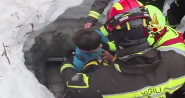 Videóra vették egy kisfiú kimentését a lavina alá temetett hotelből