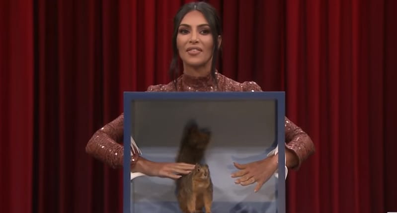 Kim Kardashiant kiverte a frász, mikor eltakart tárgyakat kellett tapogatnia a tévében – videó