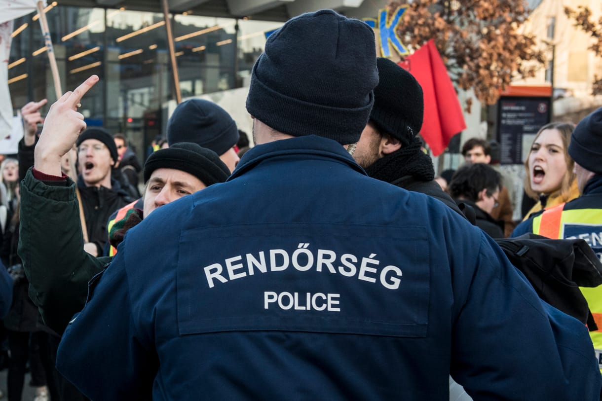 Ultrák támadtak az antifasisztákra a Becsület napján