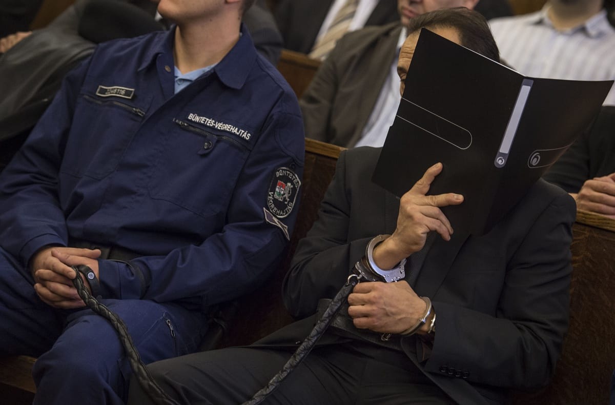 Kiteregethette politikusok szennyesét Vizoviczki