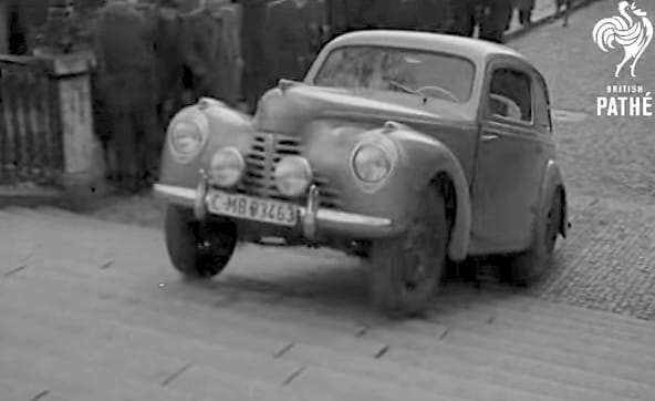 Parádés videó: amikor még a prágai vár lépcsőin tesztelték a Skodákat