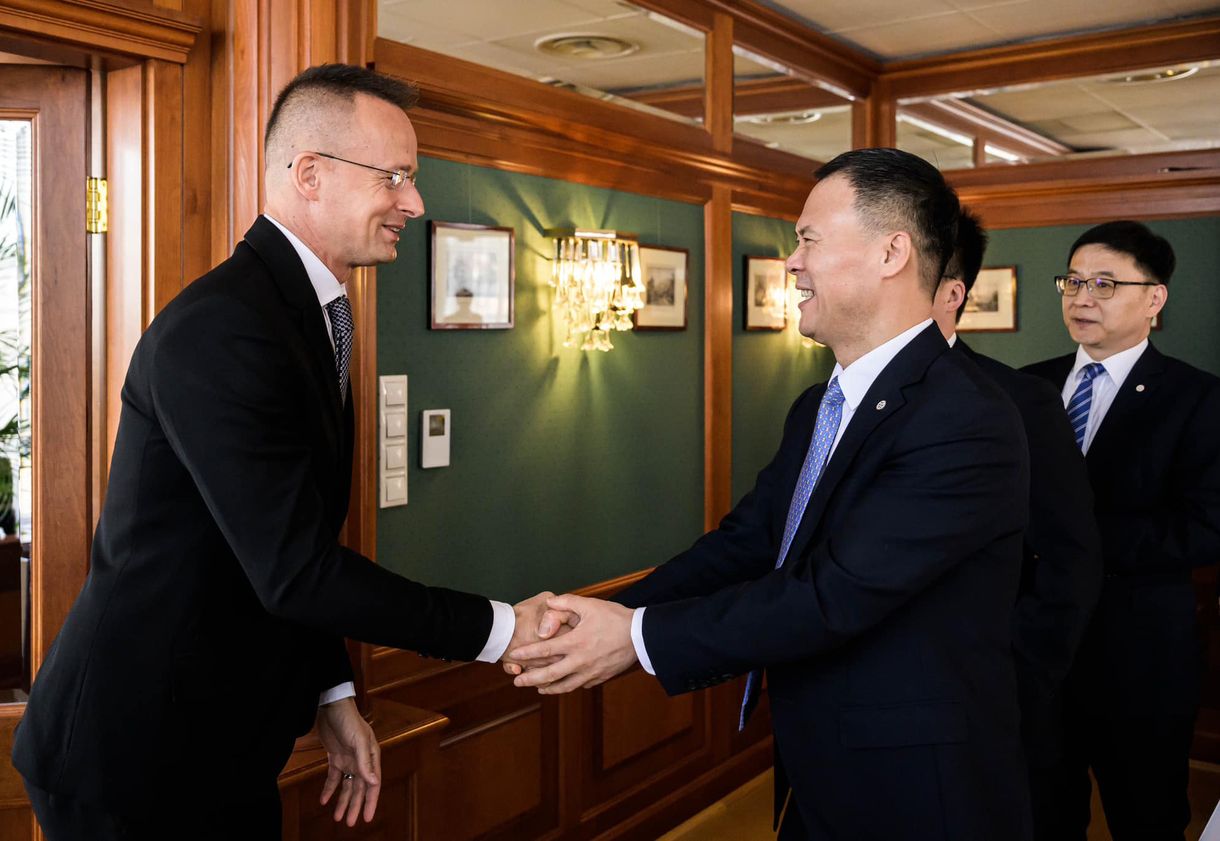 Szijjártó: a kínai kapcsolatok megszakítása öngyilkosság lenne az európai gazdaság részéről