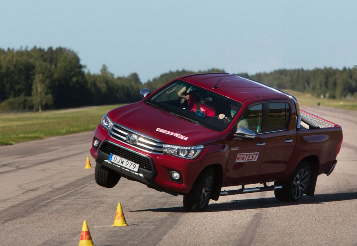 Veszélyes a Toyota Hilux? Csúnyán elhasalt a jávorszarvas-teszten – videó