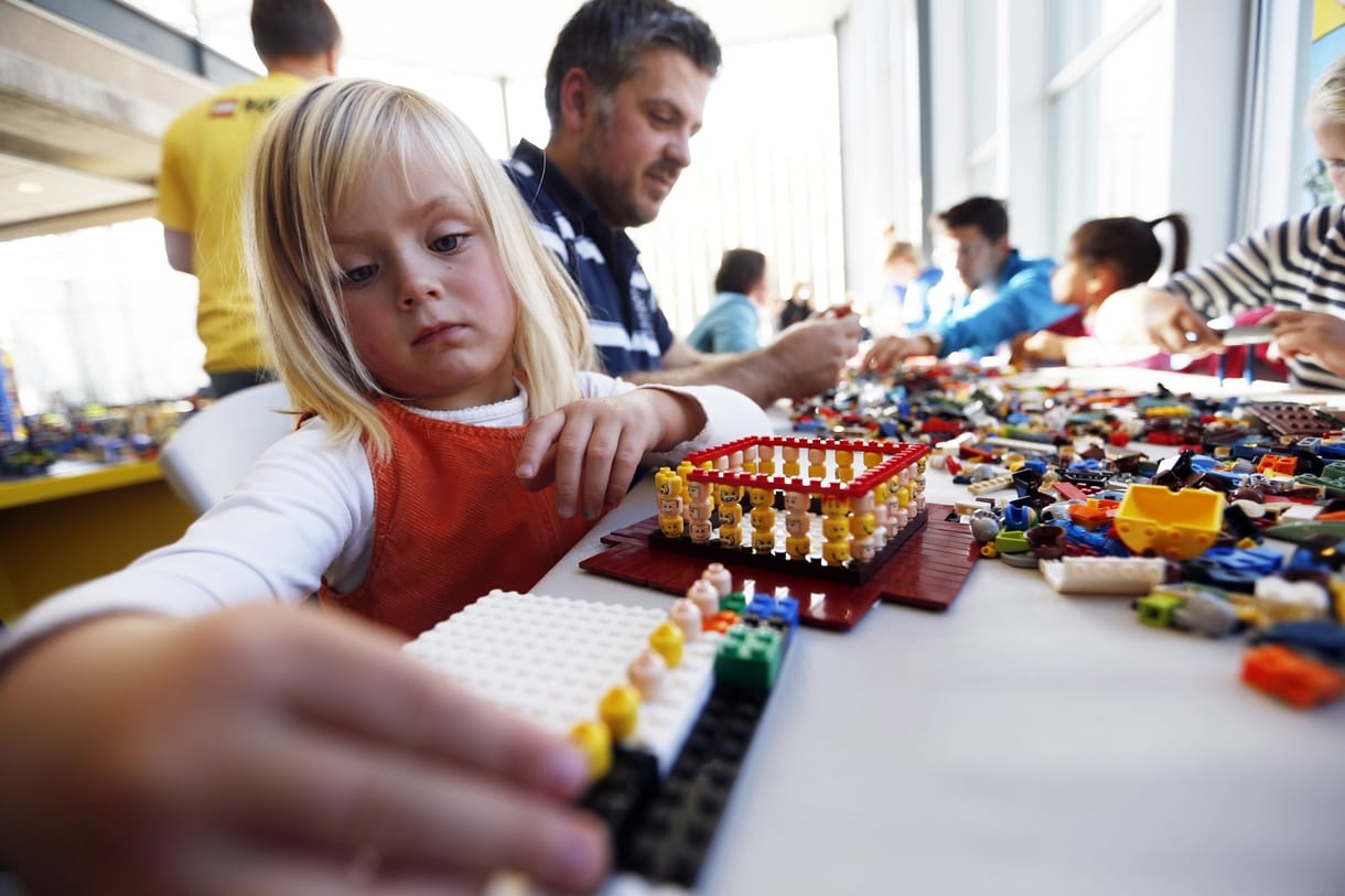 Mitől olyan boldog a Lego népe? Mert másképp szólnak a gyerekükhöz