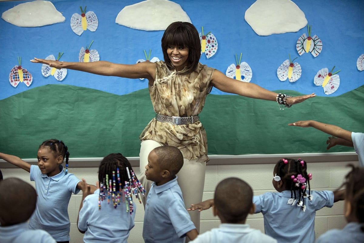 Nem rúgták ki a tisztviselőt, aki magassarkút viselő majomnak nevezte Michelle Obamát