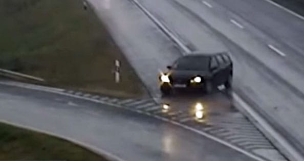 Tovább ment a kiszemelt kijáraton az autós az M1-esen, jött is a balesetveszélyes megoldás – videó 