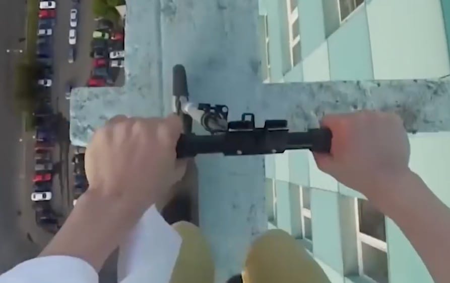 Tériszonyos? Akkor inkább ne nézze meg, hogyan rollerezett ez a fiatal – videó