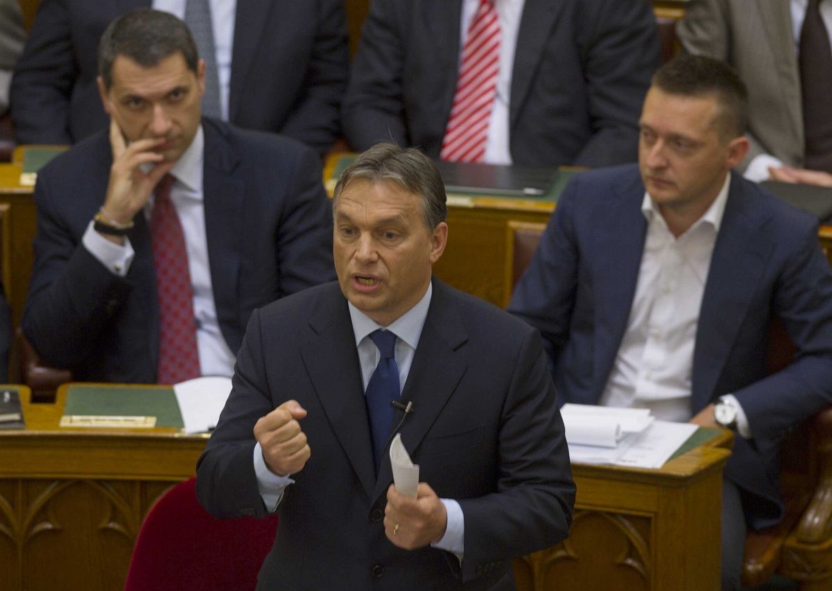 Parlament: Orbán beül és beleáll menekültügyben - percről percre