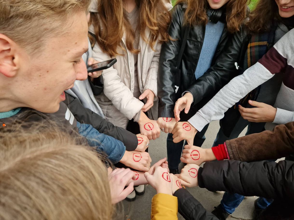 Ferences egyházi iskola dolgozói álltak ki a tanárok és az oktatás szabadsága mellett