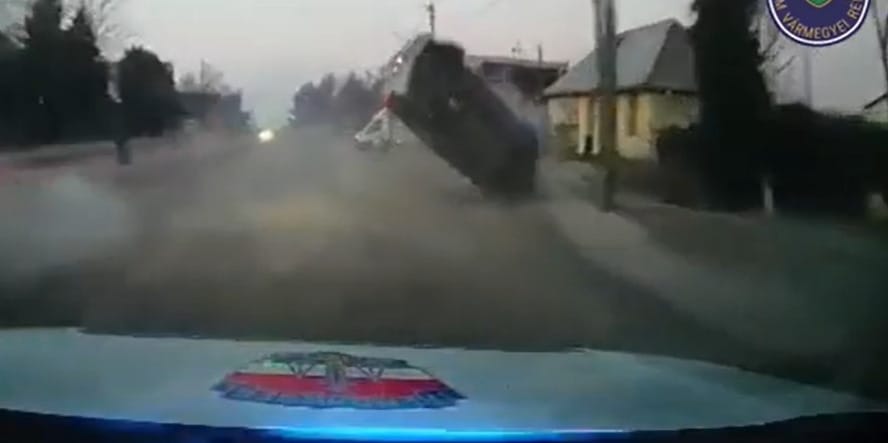 Hatalmas borulással ért véget egy bekábítószerezett sofőr menekülése – videó