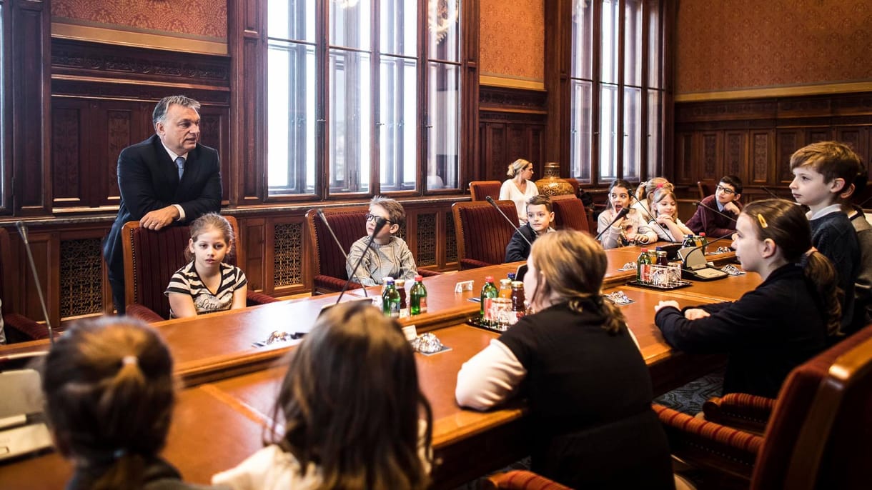 Gyerekekkel fotózkodott Orbán