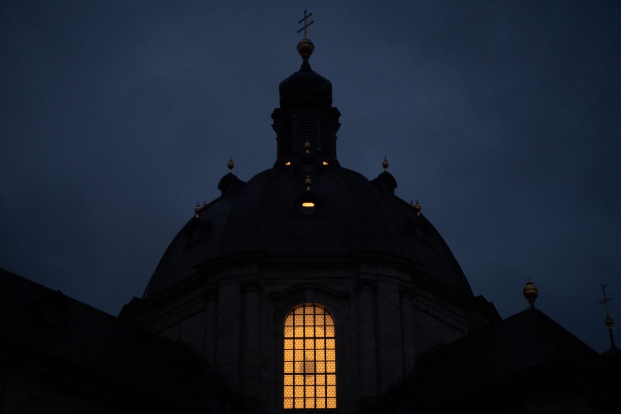 Még ki sem hallgatták a NER-es sztárpapot, aki meztelenre vetkőztetett védenceit masszírozta a gyanú szerint