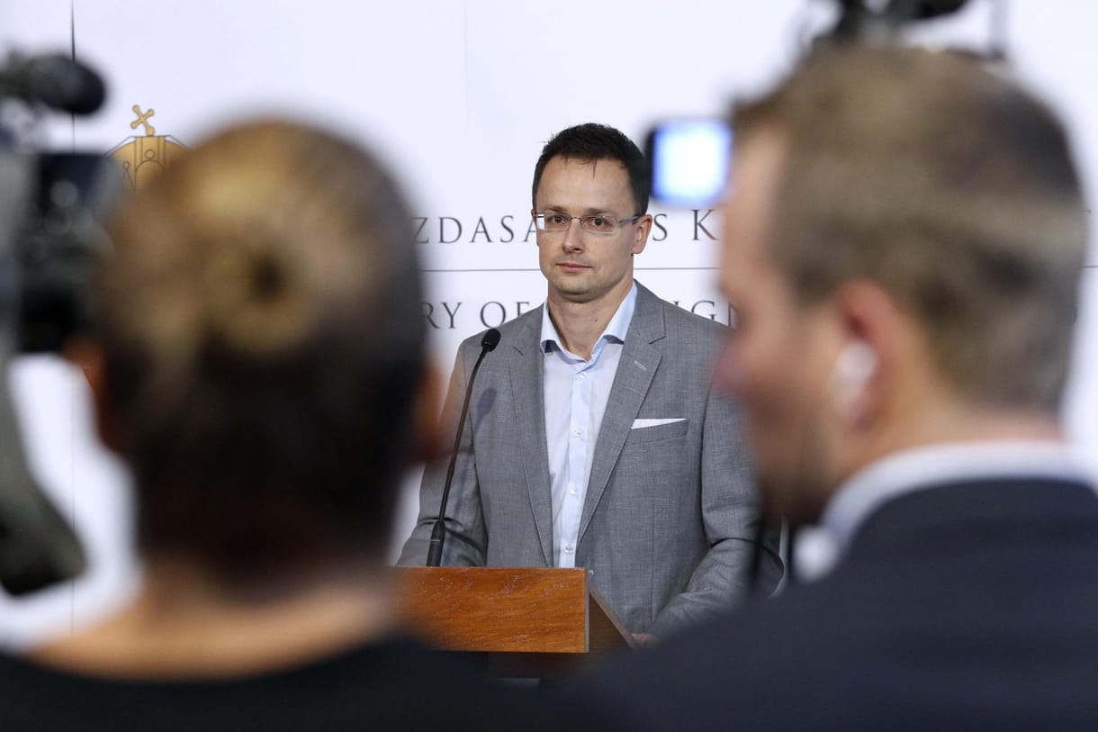 Már csak egyet kell aludnia: kezdődik a magyar külügyminiszter vesszőfutása