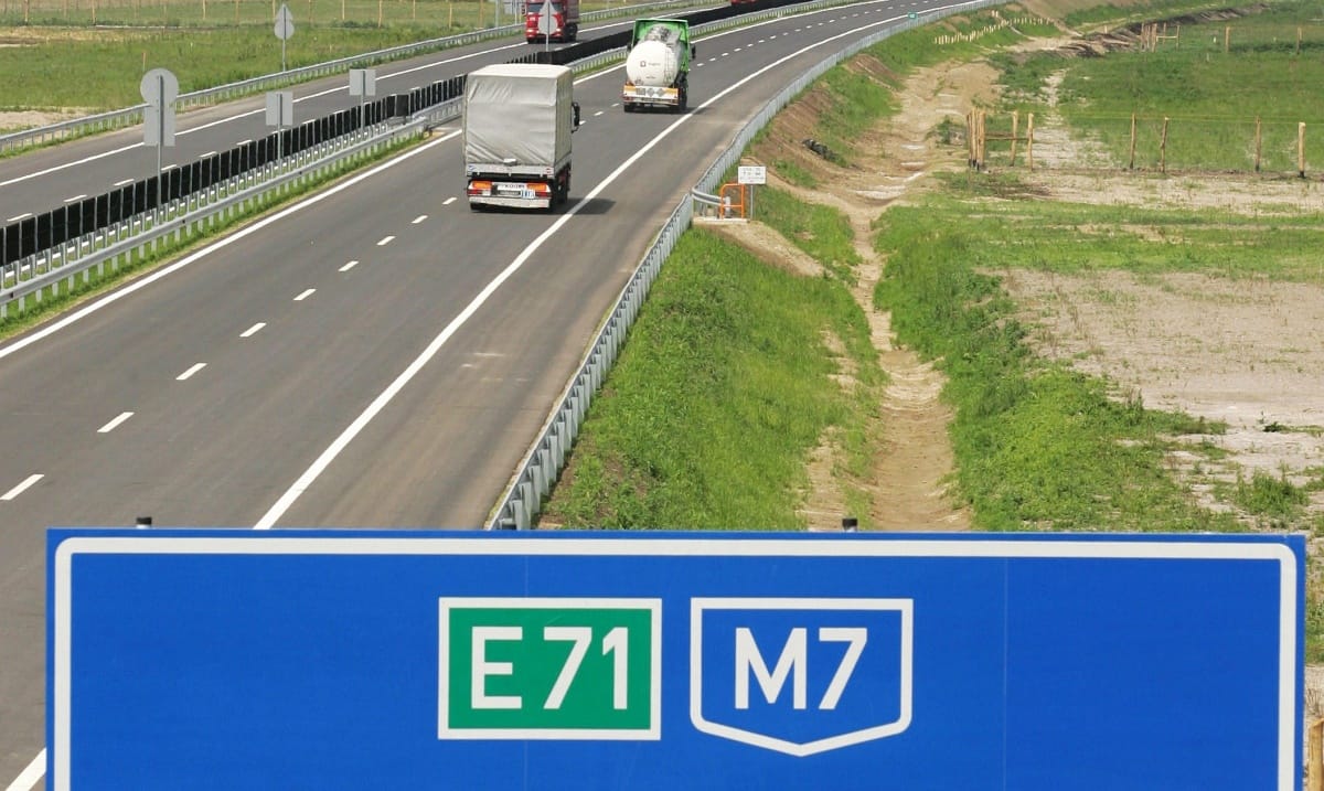 Baleset az M7-esen is: három autó ment egymásba