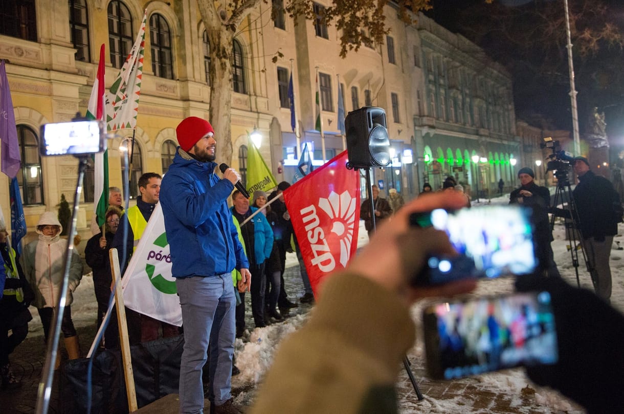 Békéscsabán negyedszer is tüntettek: „Ne a fél pályát, hanem az egészet zárjuk le”