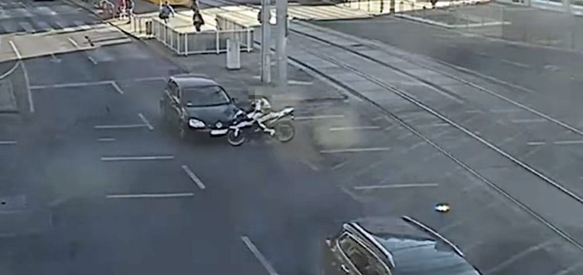 Áthajtott a piroson, és elcsapott egy motorost egy autós Budapesten