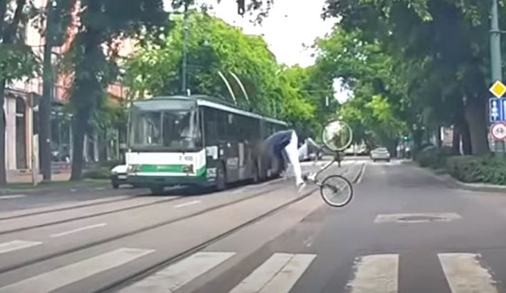 Hatalmas eséssel úszta meg a biciklis, hogy elüsse a busz – videó