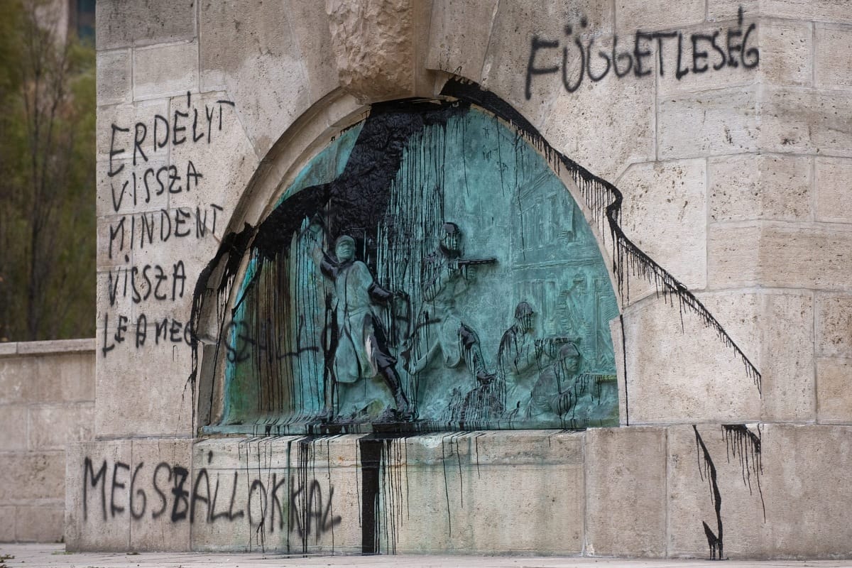Moszkva tiltakozik a Szabadság téri emlékmű összefirkálása miatt