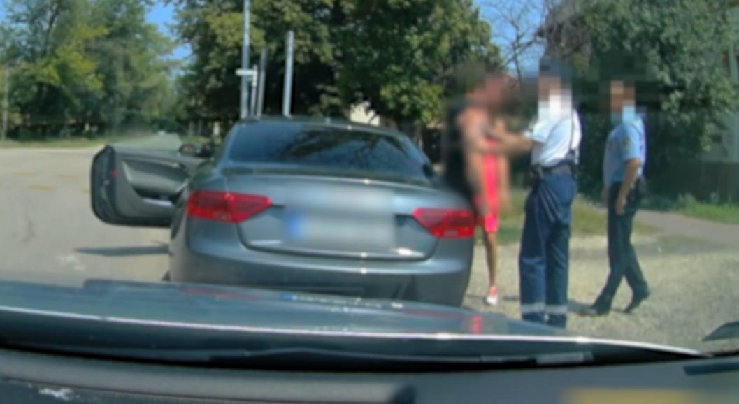 A rendőrök elő akartak állítani egy nőt, aki nem állt meg a stoptáblánál, ismerőse egy fejeléssel próbálta meg elhárítani az intézkedést