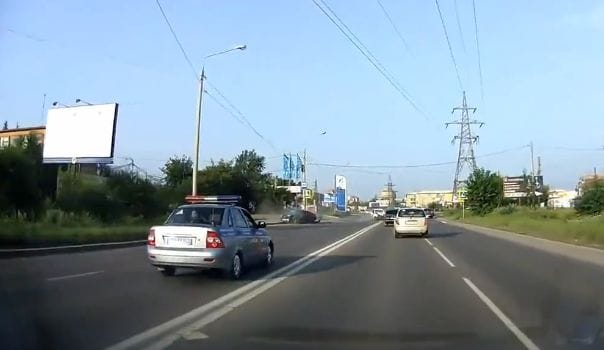 Videó: Ekkora csattanással végződik egy autós üldözés az oroszoknál