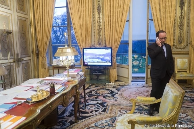 Tévén figyelték a két túszdráma végét Hollande irodájában – fotók