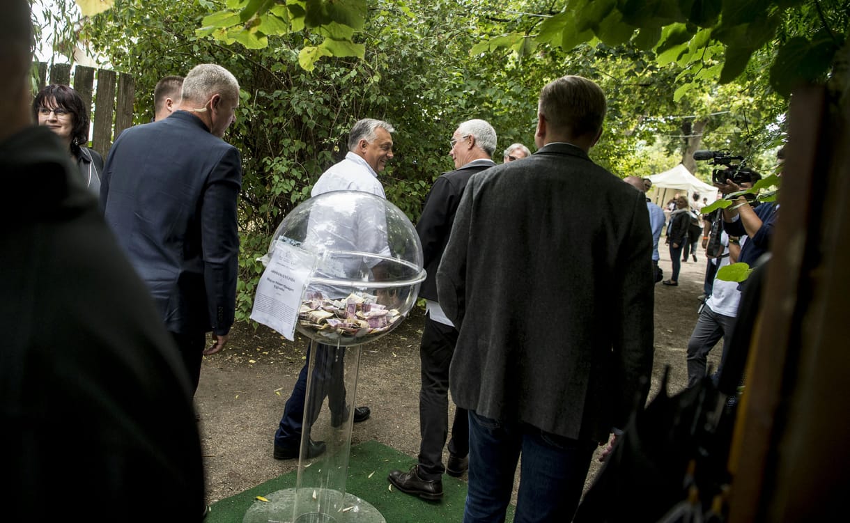 Papíron ugyanannyit költött a Fidesz a kampányra, mint az ellenzék – a teljes kép azonban más
