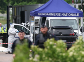 Két rendőrt megöltek a fegyveresek, akik a francia autópályán megtámadtak és szétlőttek egy rabszállítót