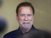 Schwarzenegger amerikai elnökként Hitlerrel kardozik az új filmjében