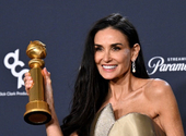 Demi Moore vihette haza a legjobb színésznőnek járó Golden Globe díjat, szépen szerepelt a gálán egy Magyarországon forgatott film is