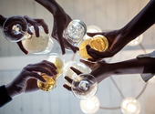 Drog-e az alkohol? Avagy hogyan harcolhatunk hitelesen a drogok ellen egy felessel a kezünkben