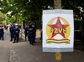 „ÁVH! ÁVH” – skandáltak a Szuverenitásvédelmi Hivatal előtt Hadházyék
