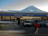 Tényleg ponyvát húztak a Fudzsi elé a fotózni vágyó turisták megfékezésére