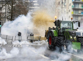 Orbán a tüntető gazdákkal is összefog, hogy Brüsszel úgy táncoljon, ahogy ő fütyül