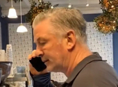 Kiverte zaklatója kezéből a telefont Alec Baldwin egy kávézóban - videó