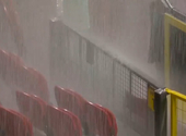 Vízözönszerű eső kapta el az Old Traffordot