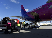 Videó buktatott le egy poggyászrakodót, ahogy izomból dobálta ki a Wizz Air-gépből a bőröndöket