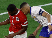 Beigazolódott a franciák félelme: eltört Mbappé orra az osztrákok elleni meccsen
