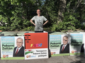 Kovács Gergely felírta a fideszes plakátokra, hogy „Árad a Tisza”, rögtön el is vitték őket az önkormányzat telephelyéről