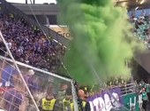 La policía investiga después de que alguien utilizó un control remoto para hacer estallar una bomba de humo verde en la sección visitante de un partido del viernes-Oygbest - VIDEO