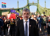 „Vonják vissza a technofasiszta törvényt!” - a Fővám téren tüntetett Hadházy Ákos, majd az emberekkel elindult a Szuverenitásvédelmi Hivatalhoz
