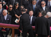 XIV. Leó pápa beiktatásán fogott kezet Volodimir Zelenszkij és J. D. Vance