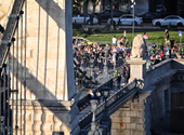 A közmédia riporterét hazaárulózták a Kossuth téren, a Momentum a Várba indult, de visszafordult