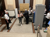Bilincsek nélkül érkezett meg a bíróságra Ilaria Salis – képek
