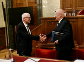 Papírforma a szavazáson: alkotmánybíró lett a félrenéző exfőügyész Polt és a bukott miniszter Hende
