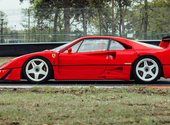 A normál Ferrari F40-nél sokkal durvább verseny verziót kínálnak eladásra