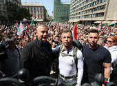 Magyar Péter a Bazilika lépcsőjén aláírta az Orbán ellen tett feljelentést, majd gyalog indul Nagyváradra