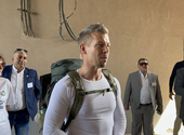 Magyar Péter a Bazilika lépcsőjén aláírta az Orbán ellen tett feljelentést, majd gyalog indul Nagyváradra